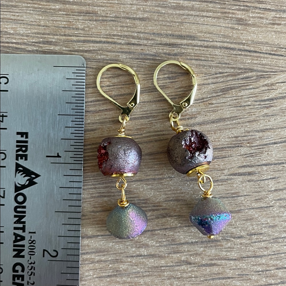 HAND CRAFTED DRUZY GEODE DROP EARRINGS Lavender Purple Iridescent Gold Dangles - Picture 3 of 12